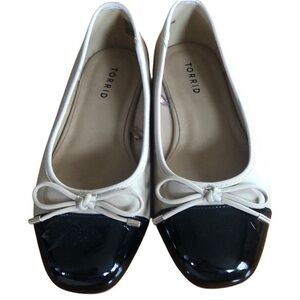 Torrid Ballet flats with square black toes and tan body and bows Size 8WW